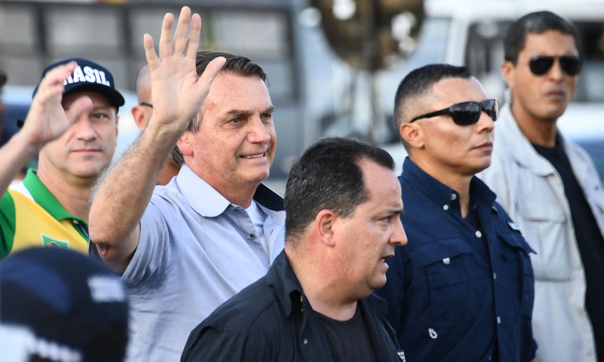 Não vamos enfrentar a Covid embaixo da cama ou em casa, diz Bolsonaro