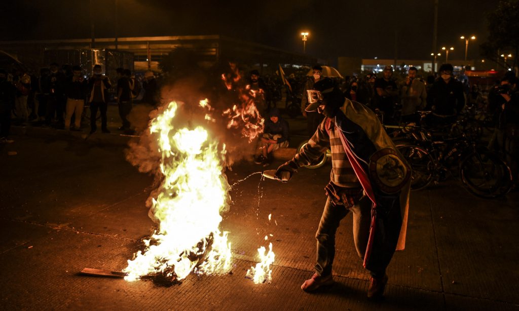 Presidente da Colômbia envia exército a Cali após 1 mês de protestos