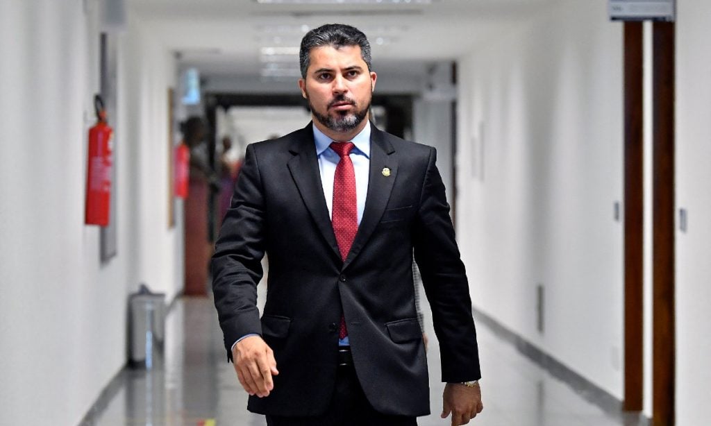 Senador da CPI diz que, até agora, não viu omissão do governo