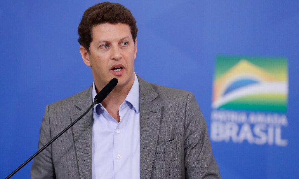 ‘Quem com os porcos anda, farelo come’, diz Ricardo Salles após aproximação de Bolsonaro e Nunes