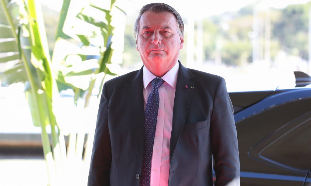 ‘Tem alguns idiotas que até hoje ficam em casa’, diz Bolsonaro