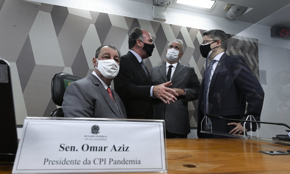 É ridícula a tentativa de proteger Bolsonaro na CPI, diz Omar Aziz