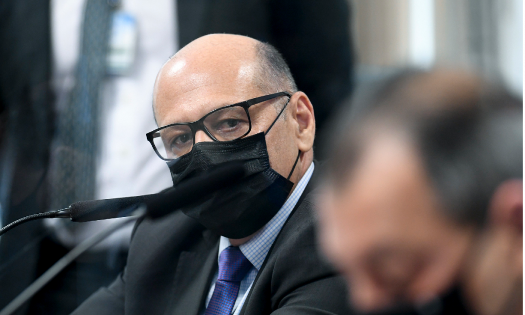 Compra da Coronavac foi interrompida após declaração de Bolsonaro, diz Covas