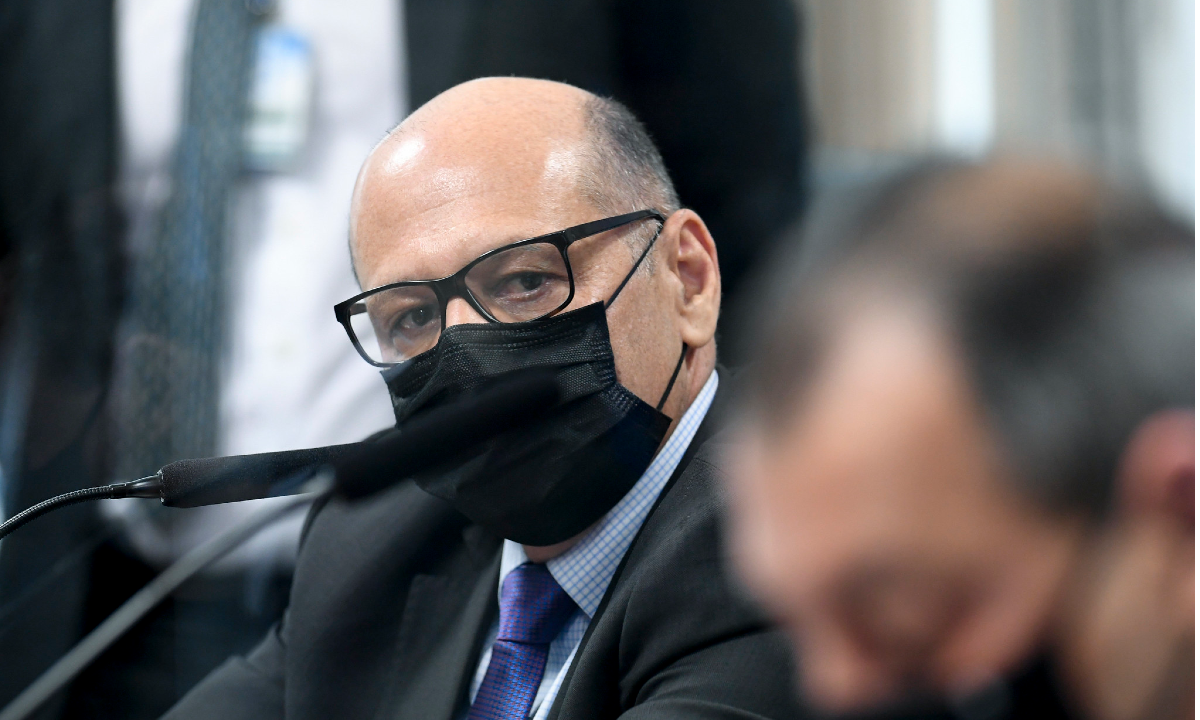 Compra da Coronavac foi interrompida após declaração de Bolsonaro, diz Covas
