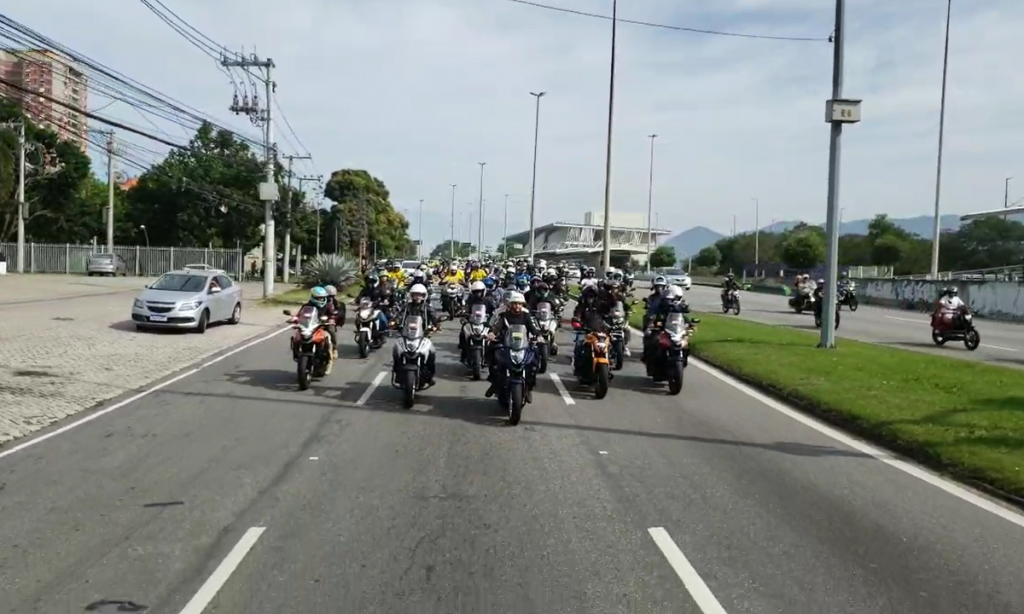 Bolsonaro faz manifestação de moto com apoiadores no Rio de Janeiro