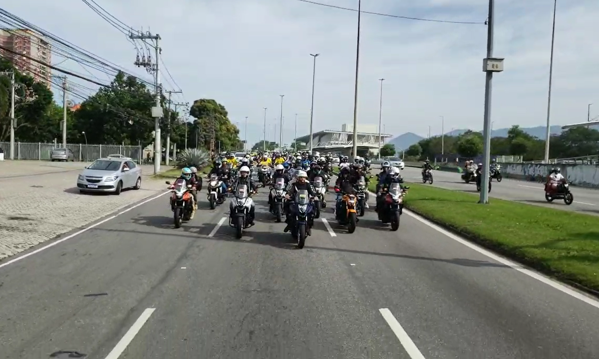 Bolsonaro faz percurso de moto com eleitores. Foto: Reprodução/Facebook 