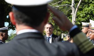 Há risco das forças de segurança comprarem o discurso de Bolsonaro em 2022, diz analista