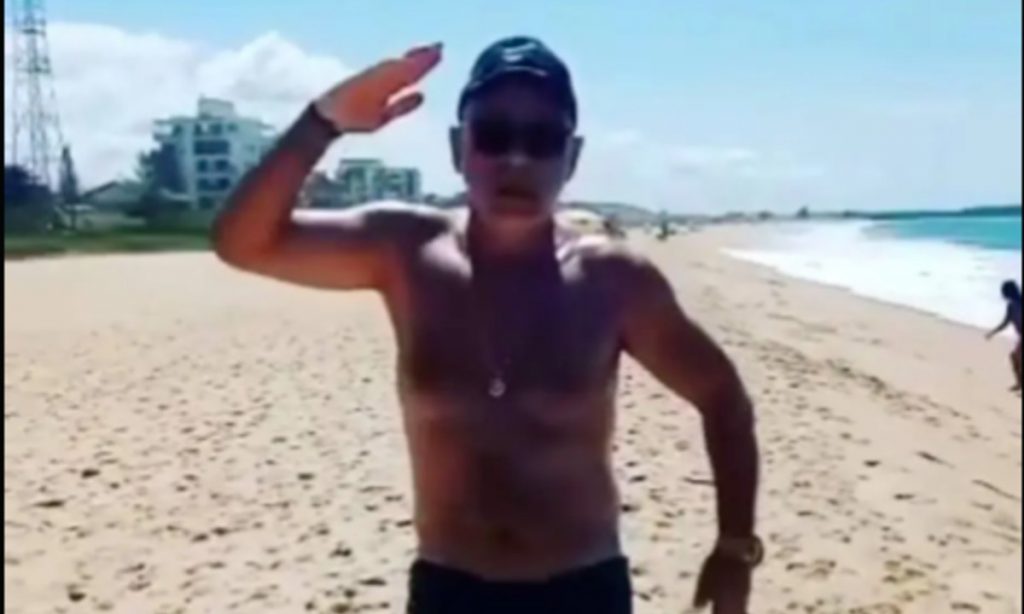 Livre e de sunga, Queiroz se diz ‘pronto para o combate’