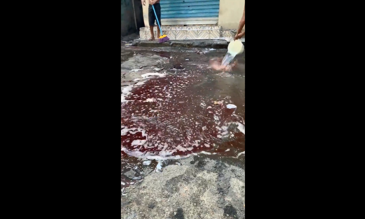 Moradores do Jacarezinho lavam ruas de sangue após operação policial. Foto: Reprodução 