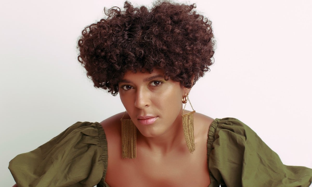 Josyara se impõe com voz firme, violão percussivo e canções com novos olhares