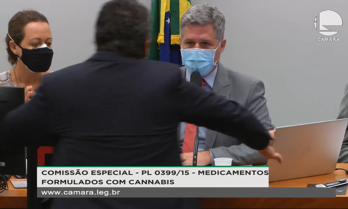 O deputado bolsonarista Diego Garcia avançou contra o petista Paulo Teixeira durante sessão sobre cannabis. Foto: Reprodução/TV Câmara 