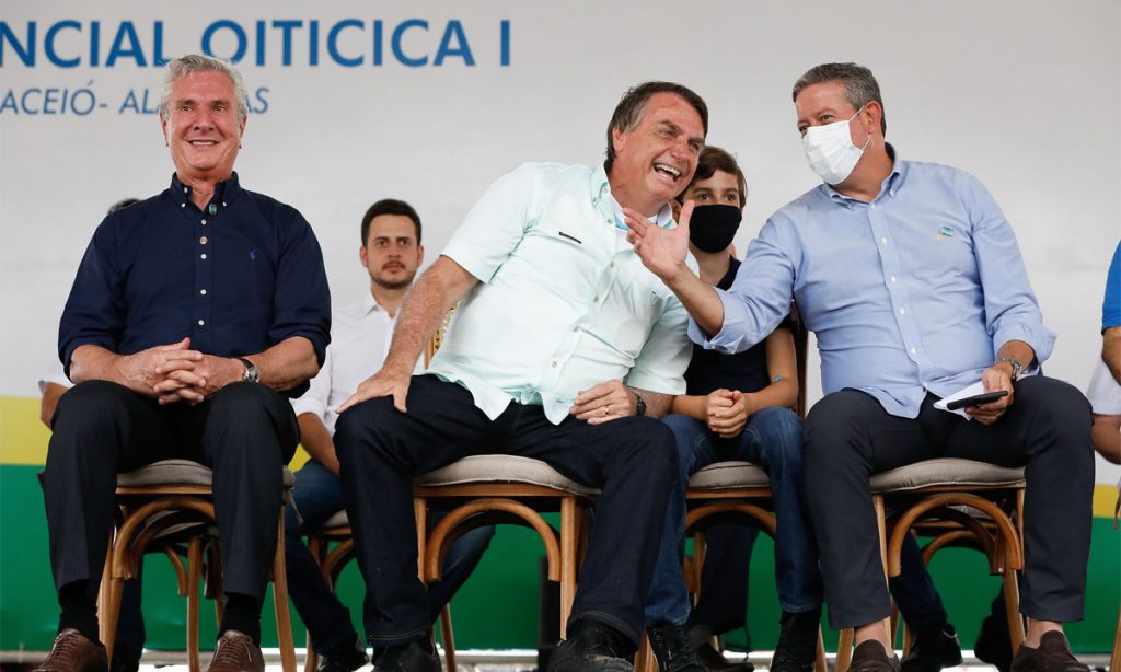 Atrás em pesquisas e acuado pela CPI, Bolsonaro usa evento do governo para atacar Lula e Renan