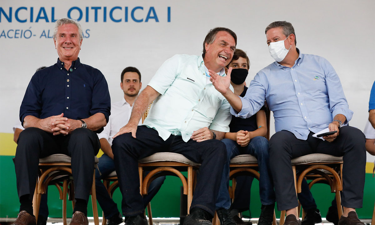 Atrás em pesquisas e acuado pela CPI, Bolsonaro usa evento do governo para atacar Lula e Renan
