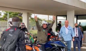 Sem usar máscara, Bolsonaro participa de encontro com motociclistas em Brasília