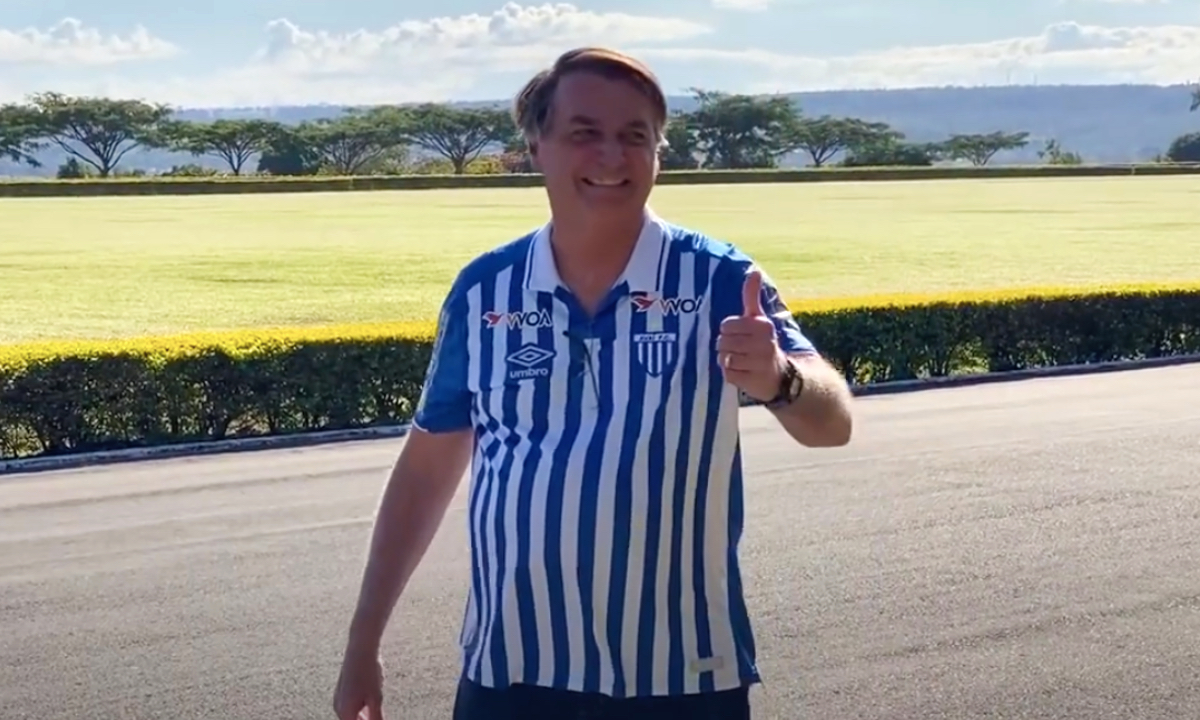 Sem máscara, Bolsonaro fala com apoiadores e critica CPI: ‘Tá um vexame, só se fala em cloroquina’