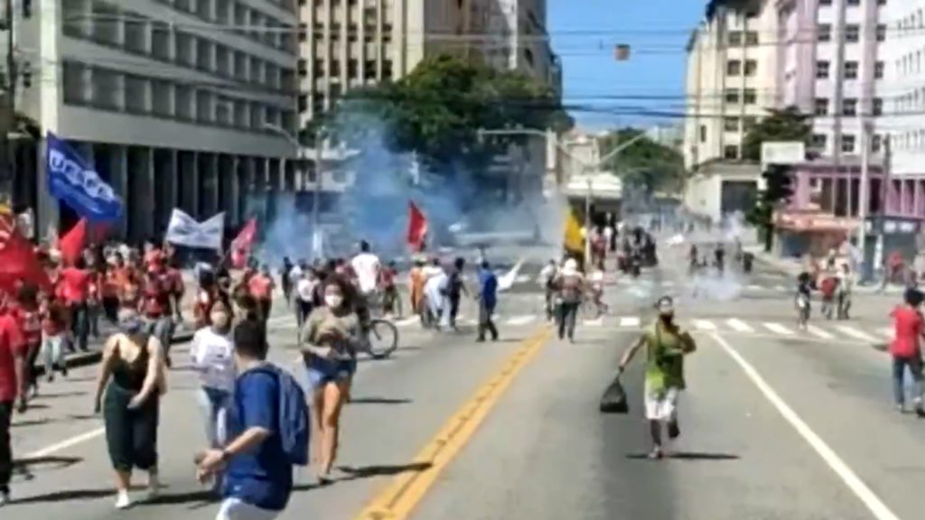 PM usa balas de borracha e gás em ato contra Bolsonaro no Recife