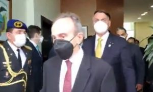 'Deixa eu botar a máscara. Estou dando mau exemplo', diz Bolsonaro no Equador