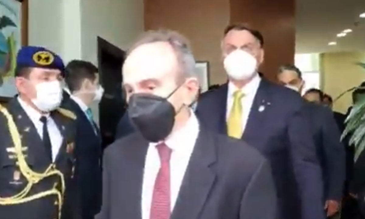 ‘Deixa eu botar a máscara. Estou dando mau exemplo’, diz Bolsonaro no Equador