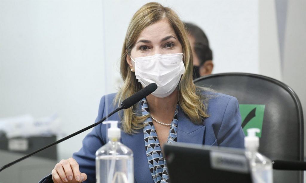 ‘Capitã Cloroquina’ é vacinada contra a Covid-19 em Brasília