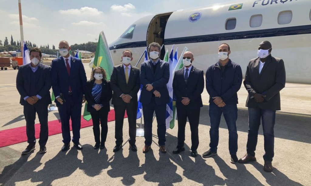 Viagem da comitiva brasileira a Israel pelo 'spray anti-Covid' não deu em nada
