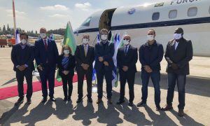 Viagem da comitiva brasileira a Israel pelo 'spray anti-Covid' não deu em nada