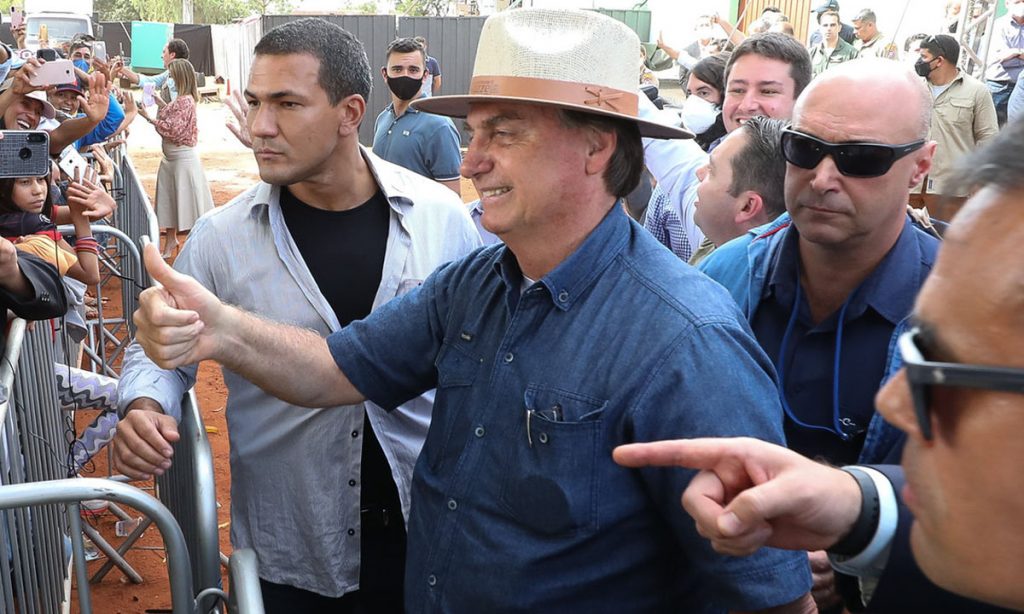 Bolsonaro pressionou médico a lhe receitar cloroquina: ‘Quer voltar para a tropa ou quer que eu tome?’