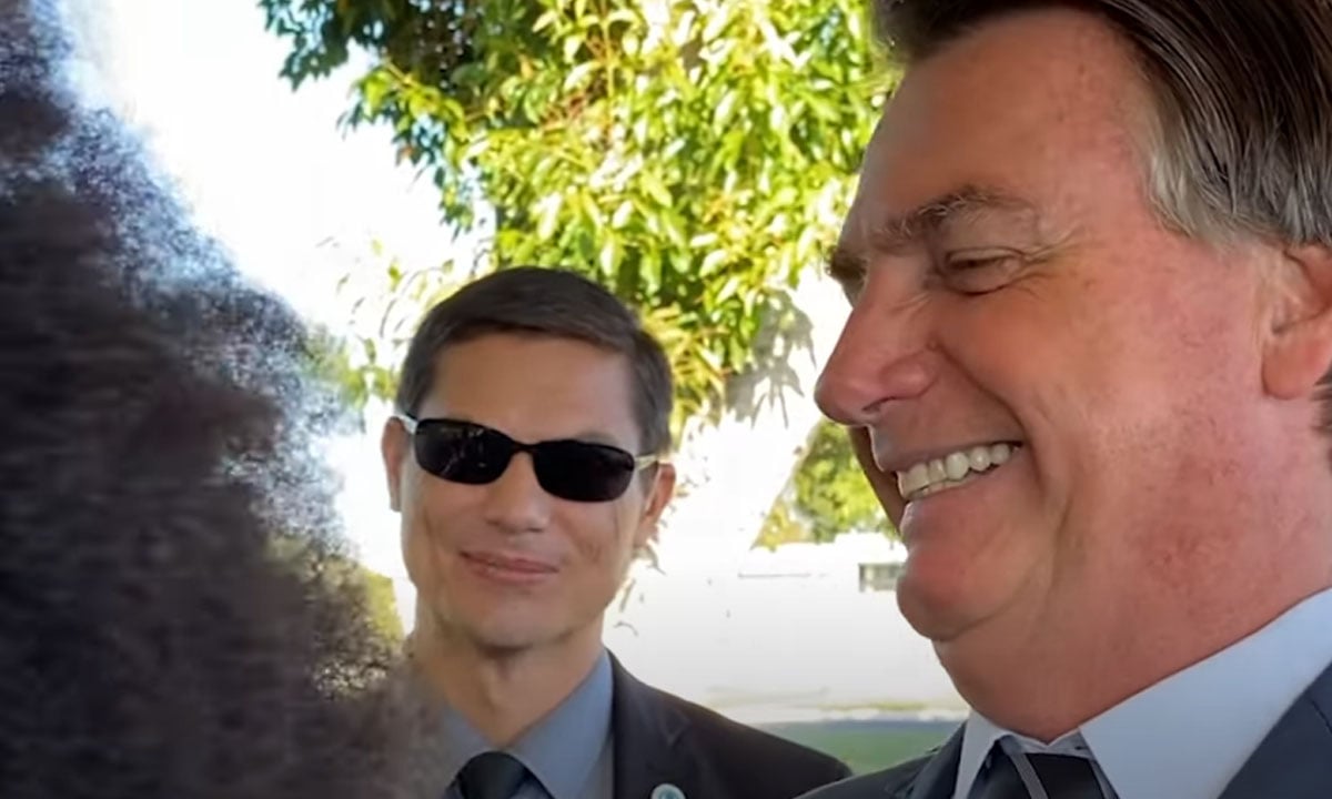Bolsonaro zomba de apoiador com cabelo black power: ‘Estou vendo uma barata aqui’
