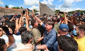 Maranhão autua Bolsonaro por promover aglomeração e ignorar o uso de máscara