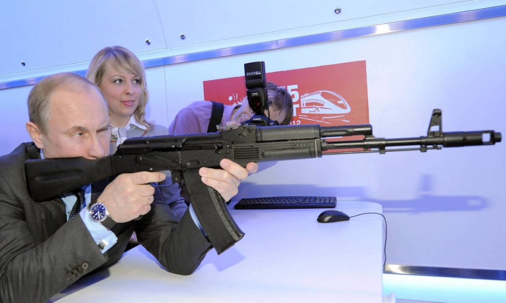 Putin: Sputnik V é confiável como um fuzil AK-47