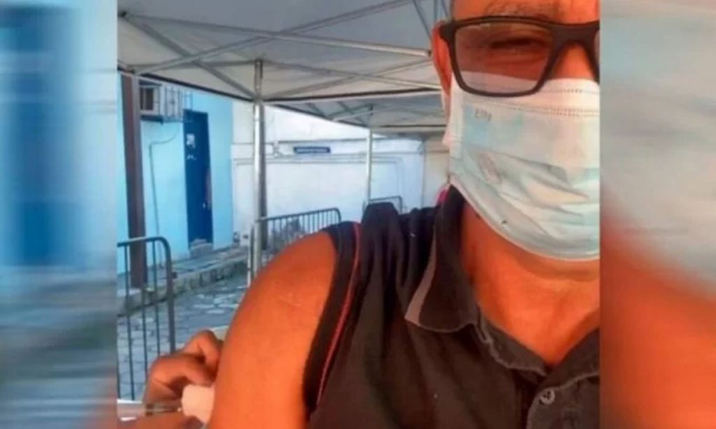 ‘Vamos trabalhar’, diz Queiroz ao ser vacinado contra a Covid-19