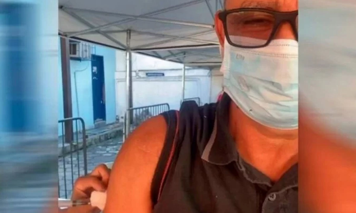 ‘Vamos trabalhar’, diz Queiroz ao ser vacinado contra a Covid-19