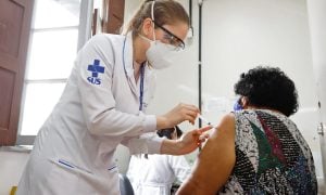 Vacinados correm três vezes menos risco de contraírem Covid-19, diz estudo