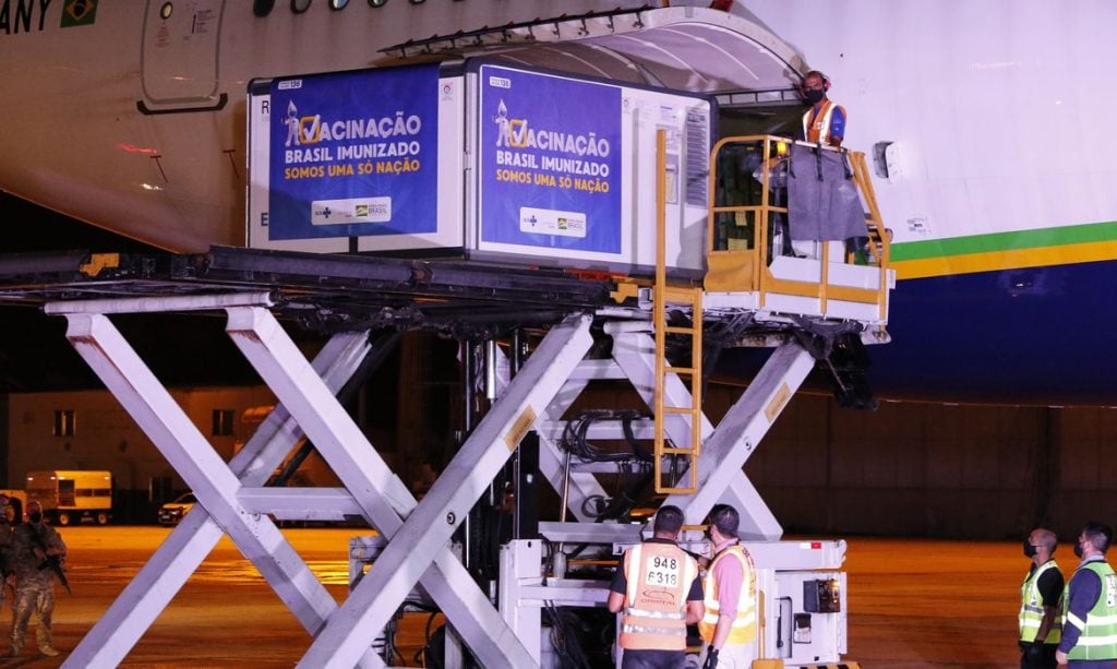 Fiocruz tem insumo para vacina até a próxima semana; Butantan paralisa produção