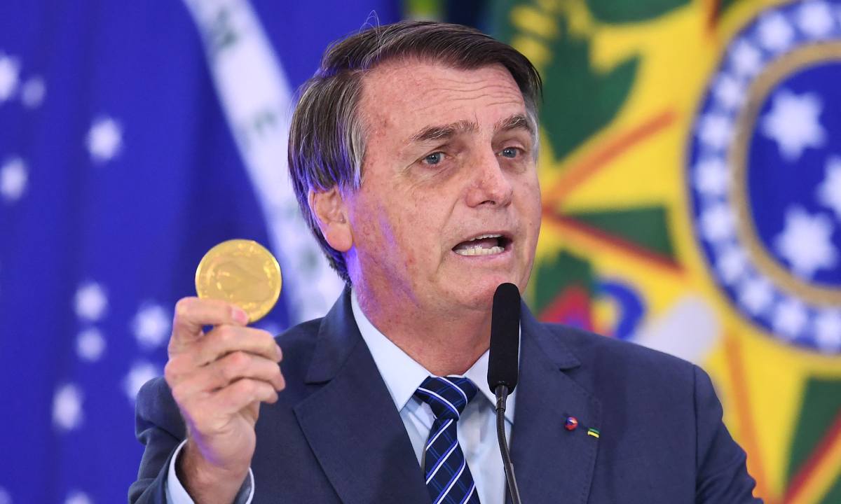 Para população, presidente é medalha de ouro no quesito corrupção. Foto: AFP 