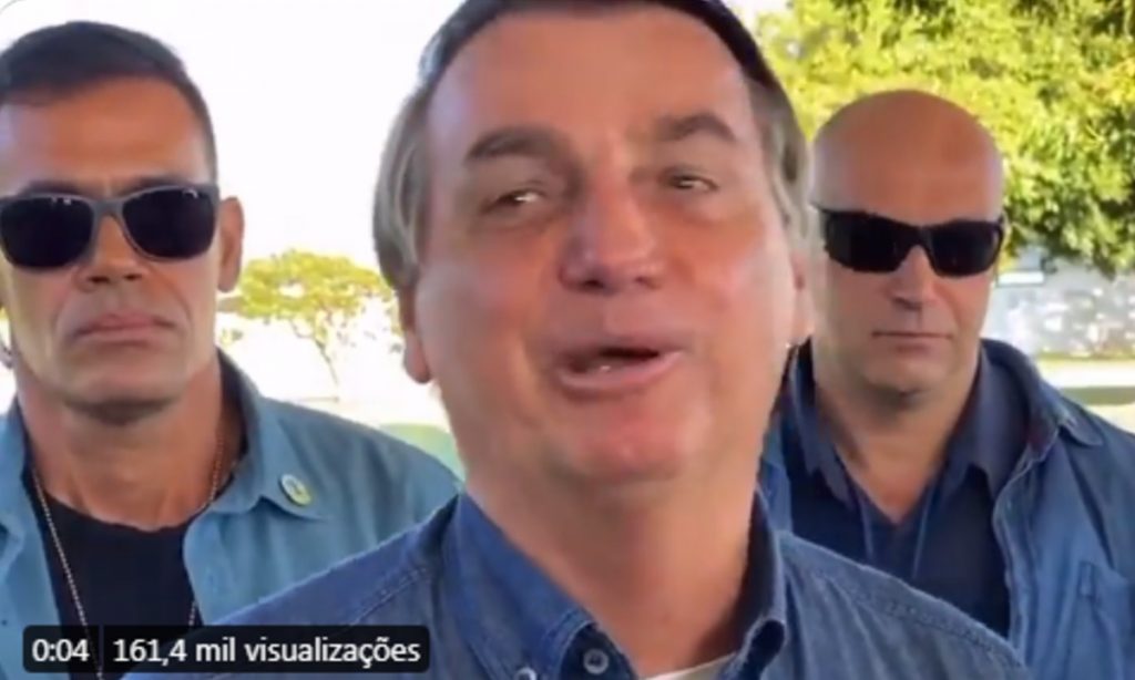 Com ‘piada’ machista, Bolsonaro debocha de apoiadora que lhe contava sobre a morte do pai