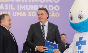 Bolsonaro agradece a Pazuello e Ernesto Araújo por contrato com AstraZeneca