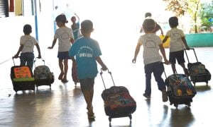Jornal francês expõe alta mortalidade infantil por Covid-19 no Brasil