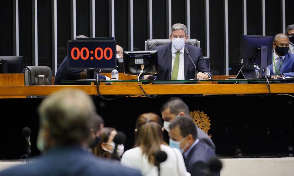 Deputados aprovam texto-base de PL que facilita licenciamento ambiental