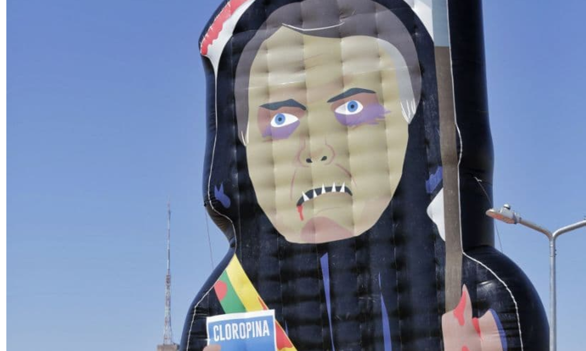 Capitão Cloroquino: ativistas inflam ‘pixuleco’ de Bolsonaro em Brasília
