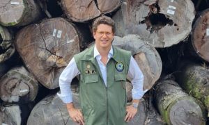 Justiça do Amazonas manda liberar madeira apreendida por PF e defendida por Salles