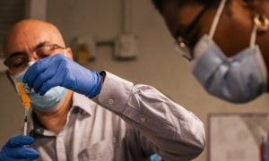 O que dizem cientistas sobre isenção de máscaras para vacinados nos EUA