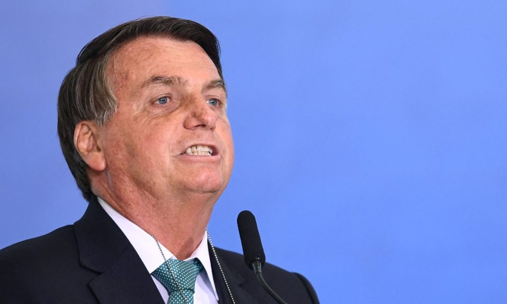 Bolsonaro quer criar factoide com Copa América, diz historiador