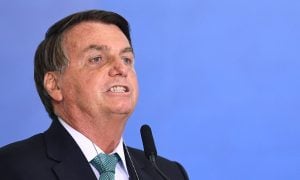 Bolsonaro mente de novo sobre Coronavac e defende tratamento precoce