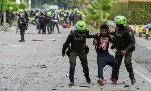 Polícia da Colômbia cometeu abusos gravíssimos e deve ser reformada, diz Human Rights Watch