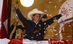 Depois de um mês e meio, Justiça Eleitoral proclama o socialista Pedro Castillo presidente do Peru