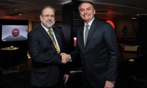 Subprocuradores cobram ação de Aras contra mensagens em que Bolsonaro convoca ‘contragolpe’