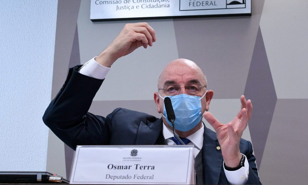 A 'quarentena vertical' saiu da cabeça de Bolsonaro, diz Osmar Terra