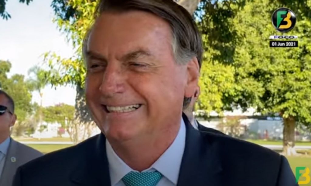 Bolsonaro diz que Brasil receberá a Copa América e ameaça a Globo