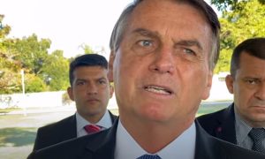 Bolsonaro discute com apoiador ao defender privatização da Eletrobras