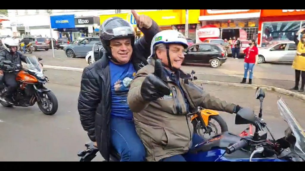 Sem máscara, Bolsonaro participa de 'motociata' em Chapecó